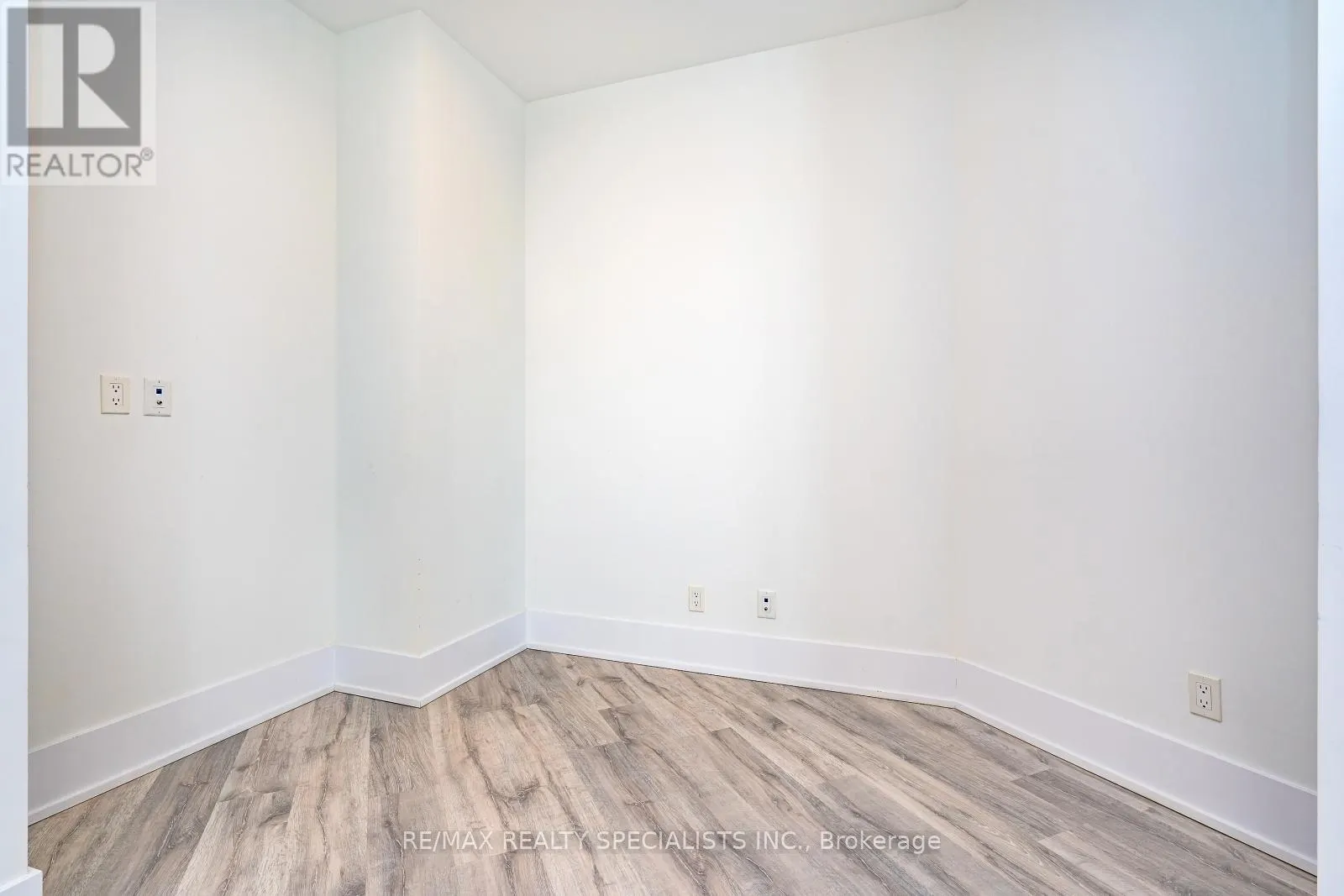 608 - 1 EDGEWATER DRIVE