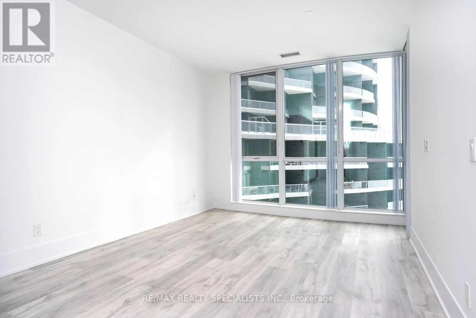 608 - 1 EDGEWATER DRIVE