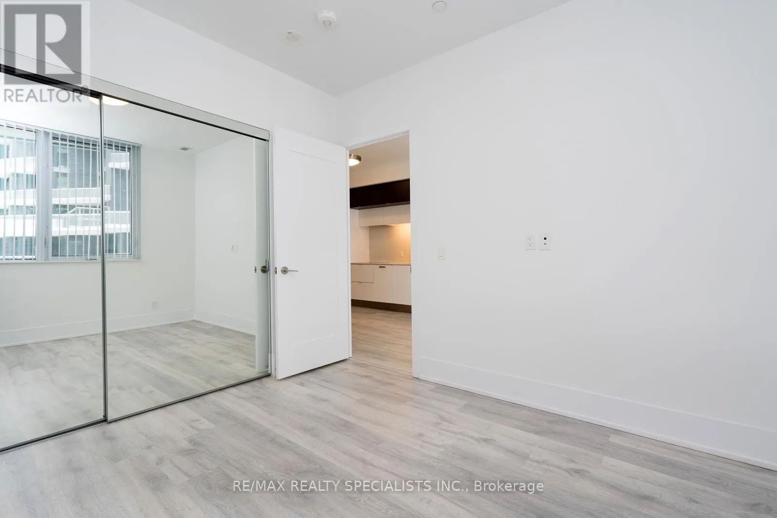 608 - 1 EDGEWATER DRIVE