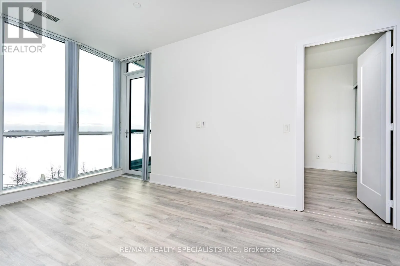 608 - 1 EDGEWATER DRIVE