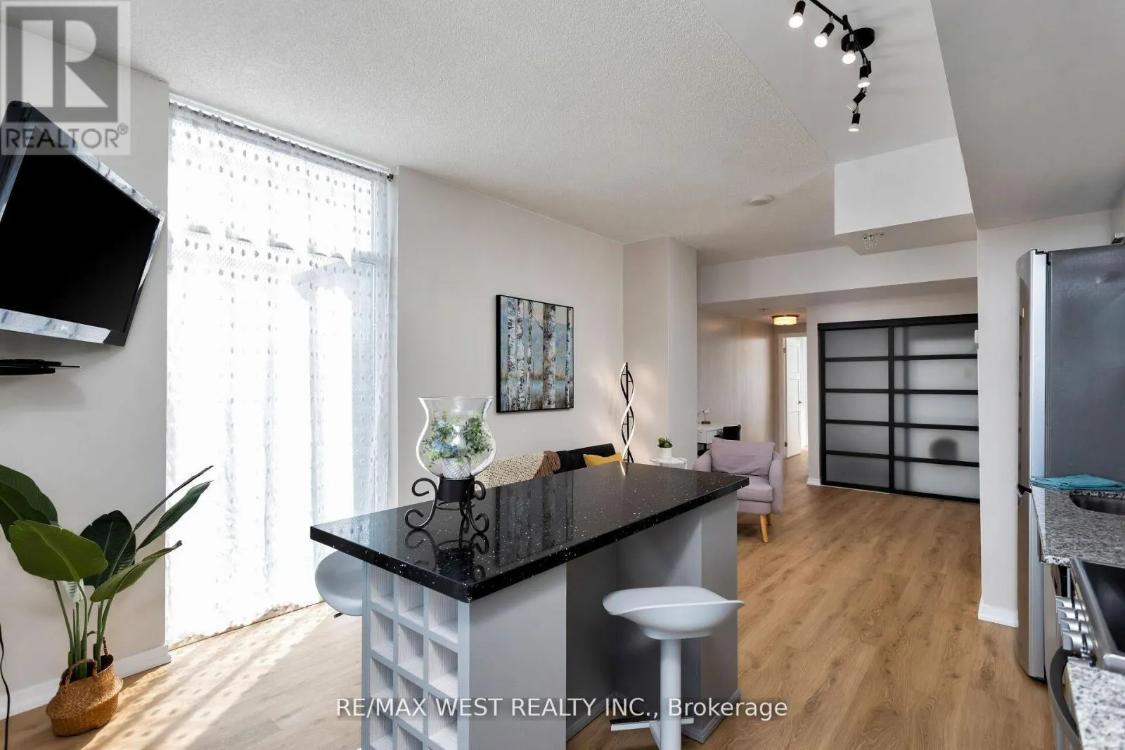 1621E - 36 LISGAR STREET