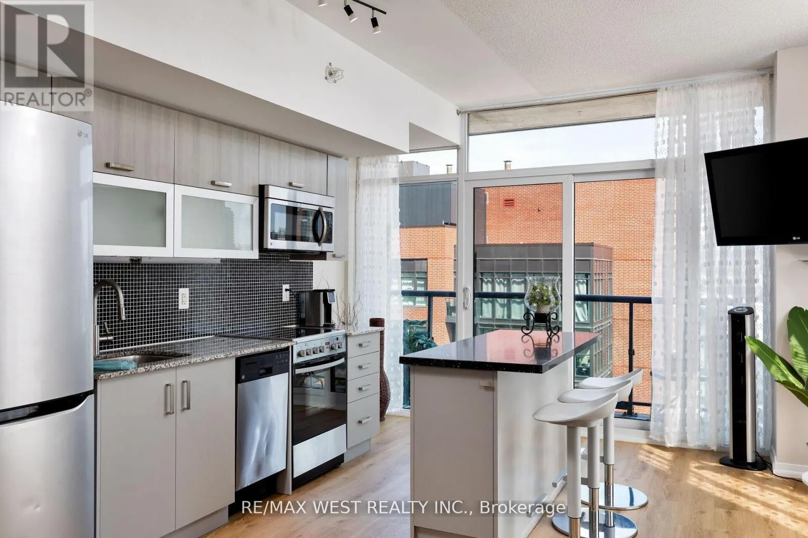 1621E - 36 LISGAR STREET