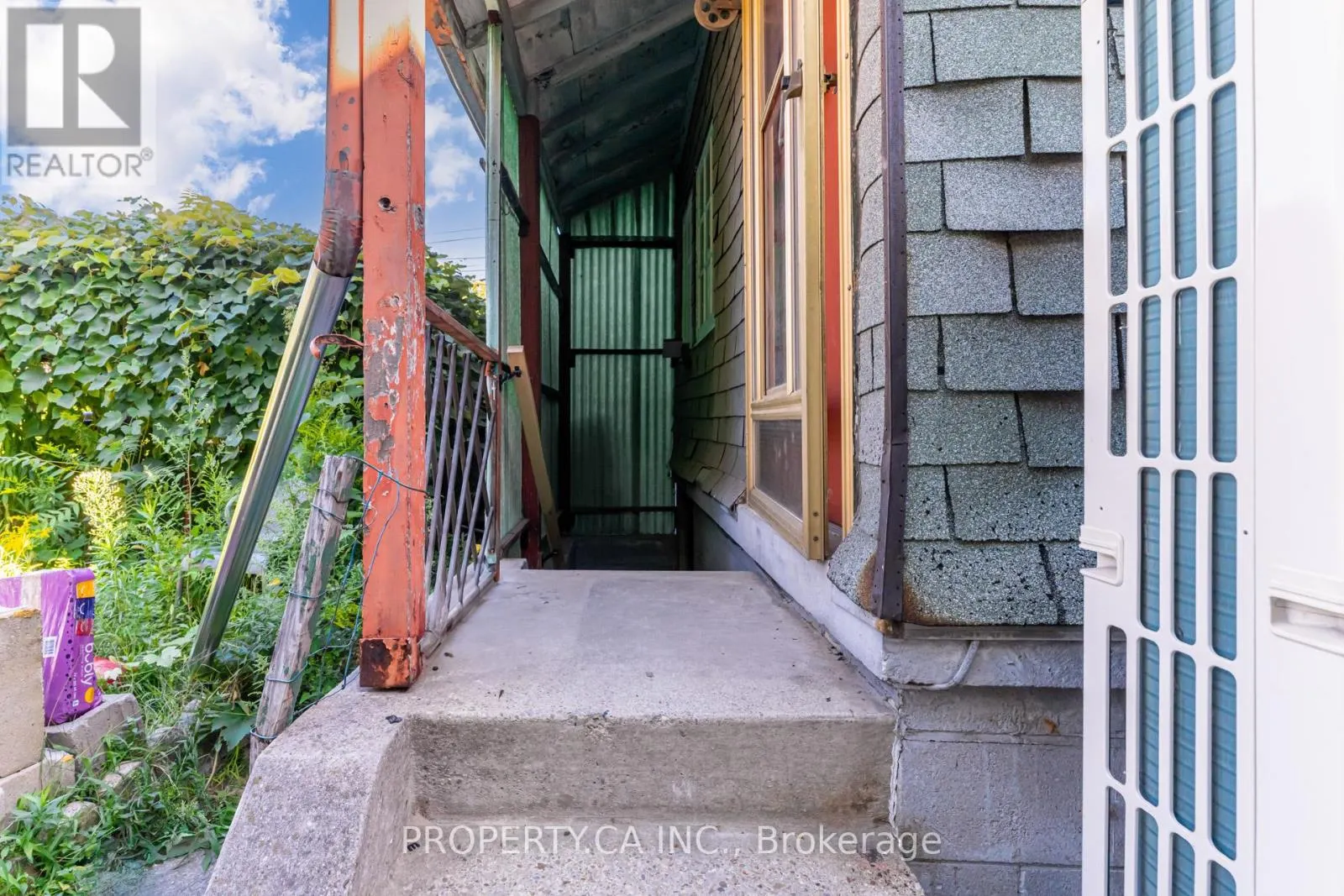 BASEMENT - 372 SAINT CLARENS AVENUE