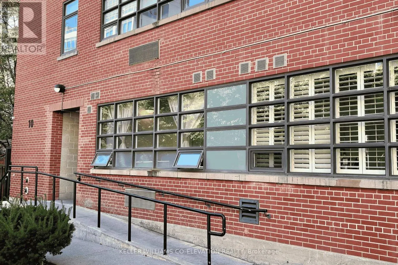 108 - 10 WELLESLEY PLACE