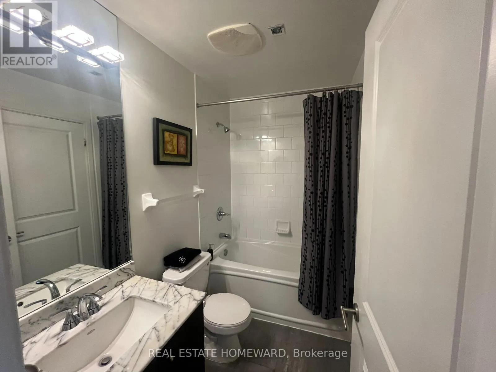 208 - 18 YORKVILLE AVENUE
