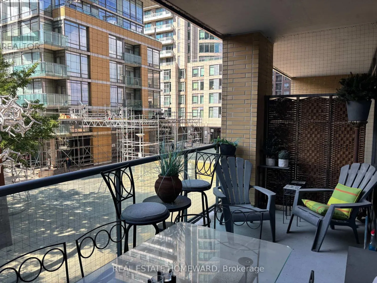 208 - 18 YORKVILLE AVENUE