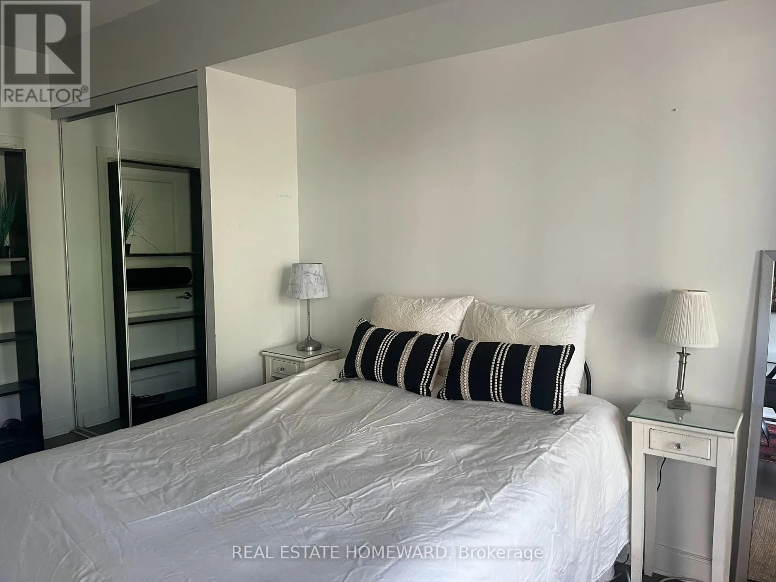 208 - 18 YORKVILLE AVENUE