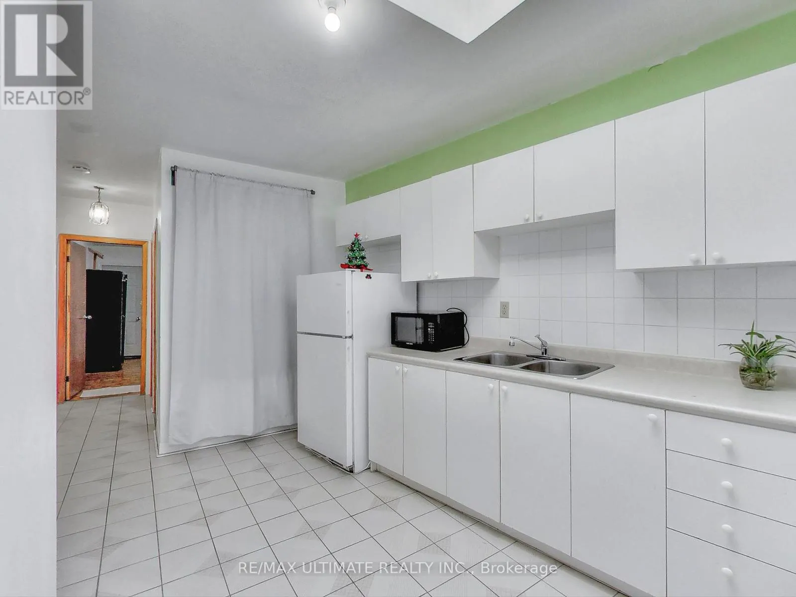 APT #2 - 1584 DUNDAS STREET W