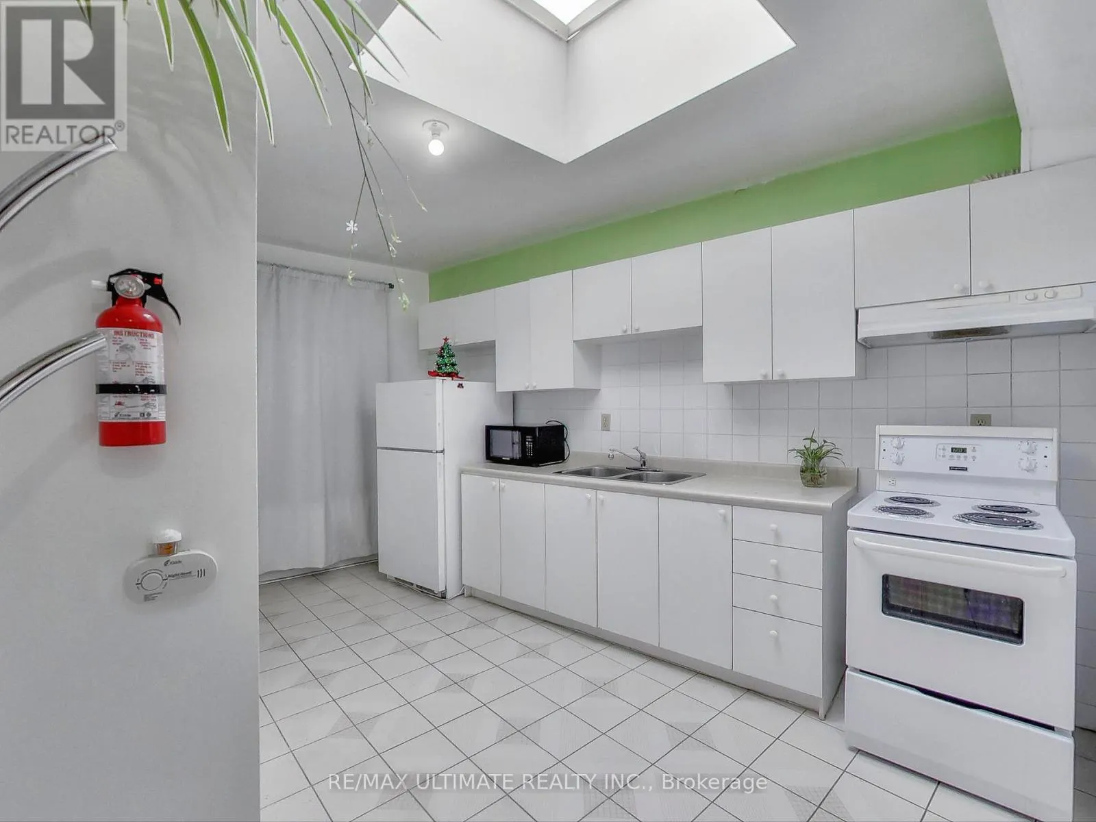 APT #2 - 1584 DUNDAS STREET W