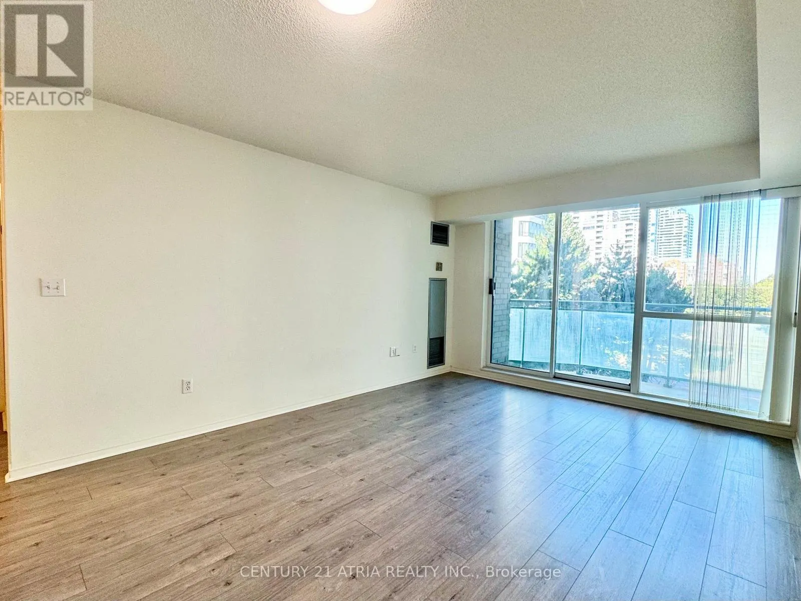 410 - 8 PEMBERTON AVENUE