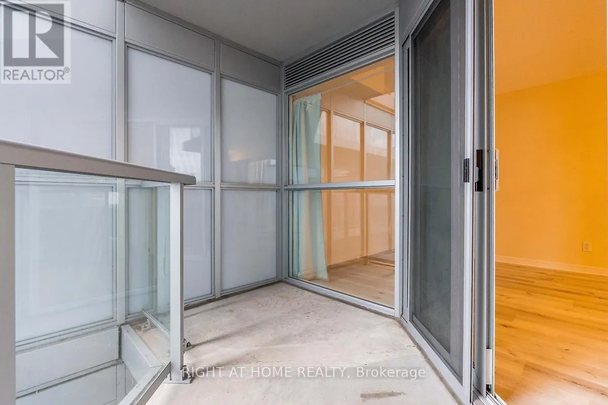 512 - 352 FRONT STREET W