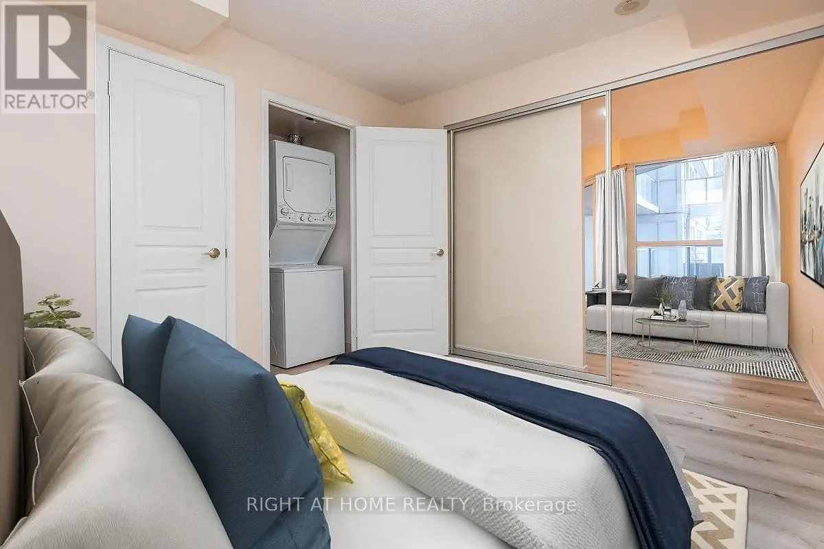 512 - 352 FRONT STREET W