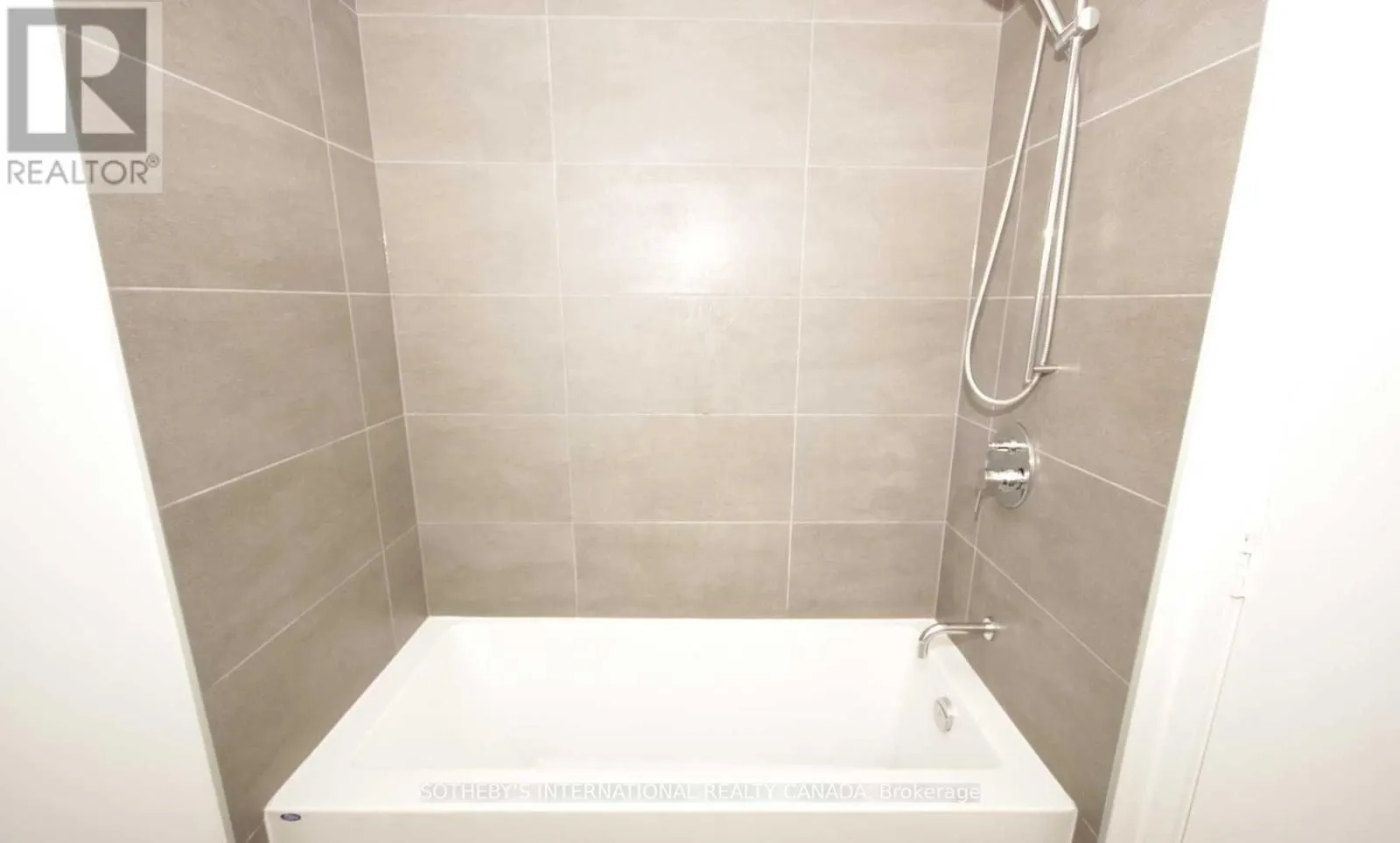 1111 - 185 ROEHAMPTON AVENUE