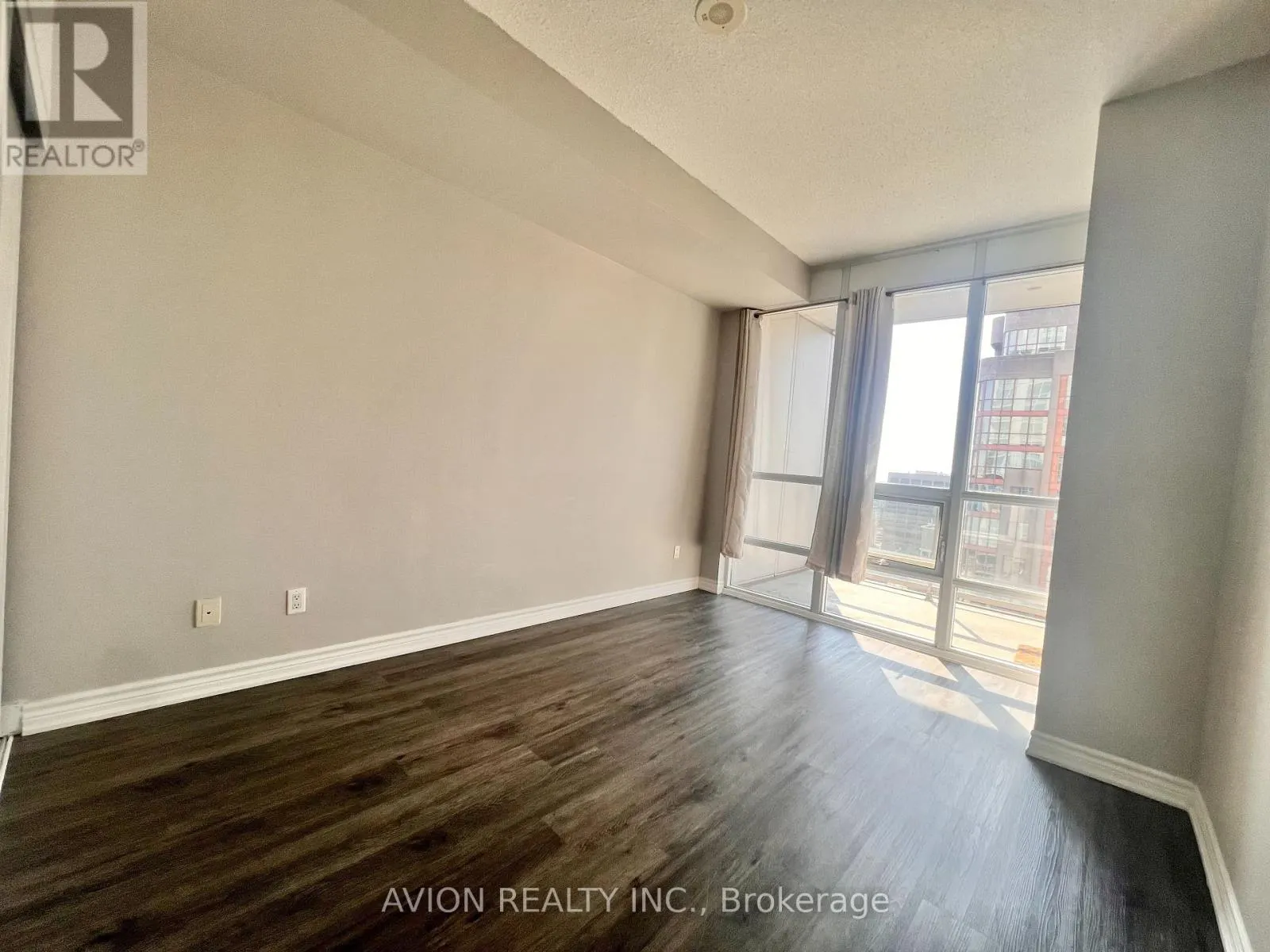 2610 - 761 BAY STREET