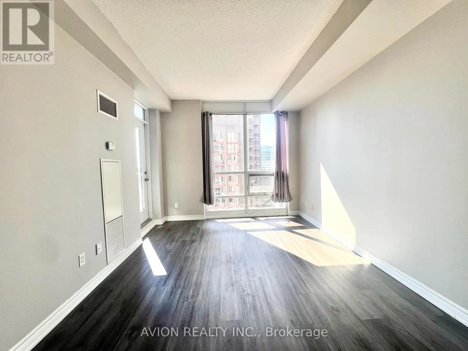 2610 - 761 BAY STREET