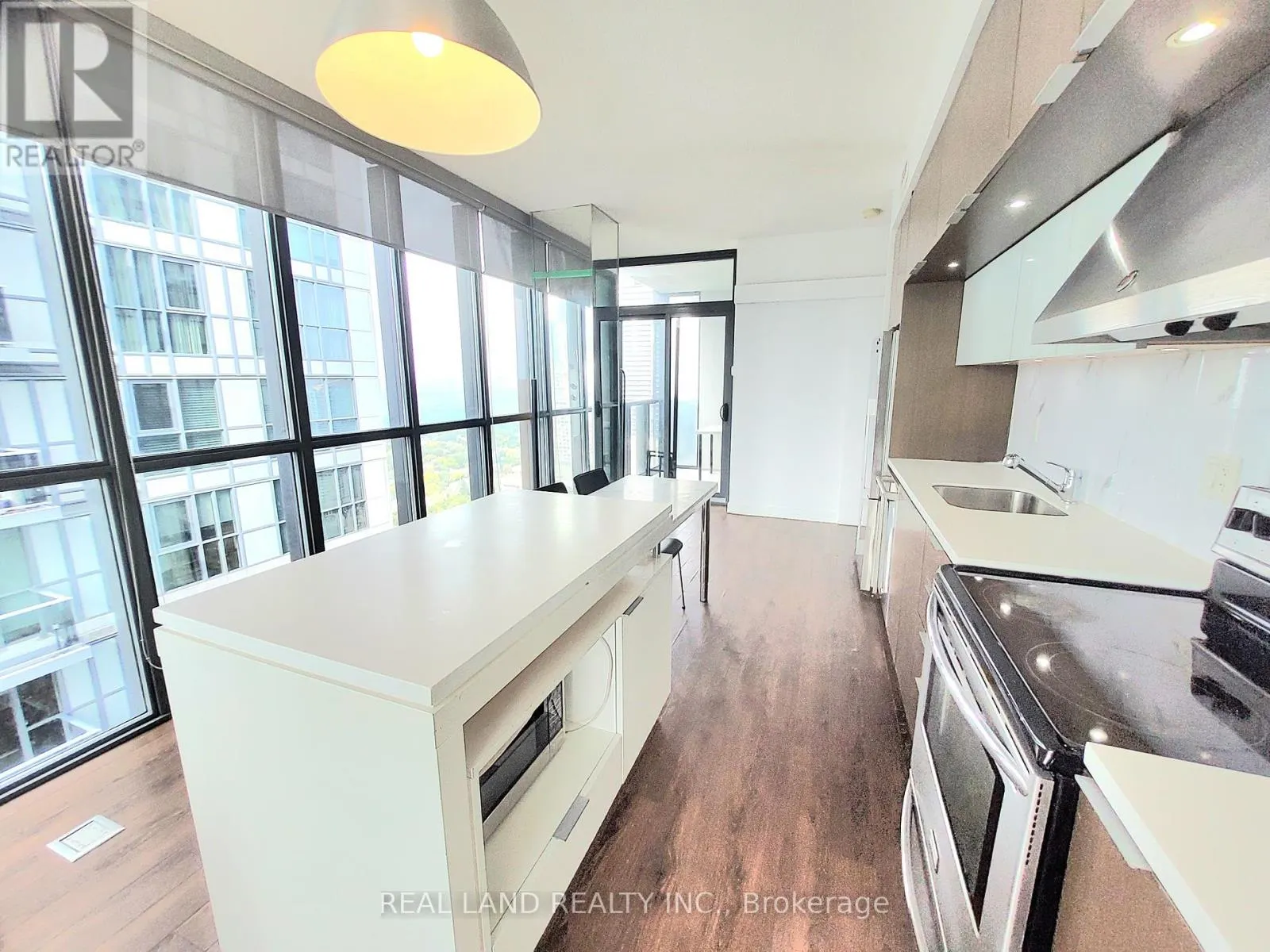 4005 - 110 CHARLES STREET E