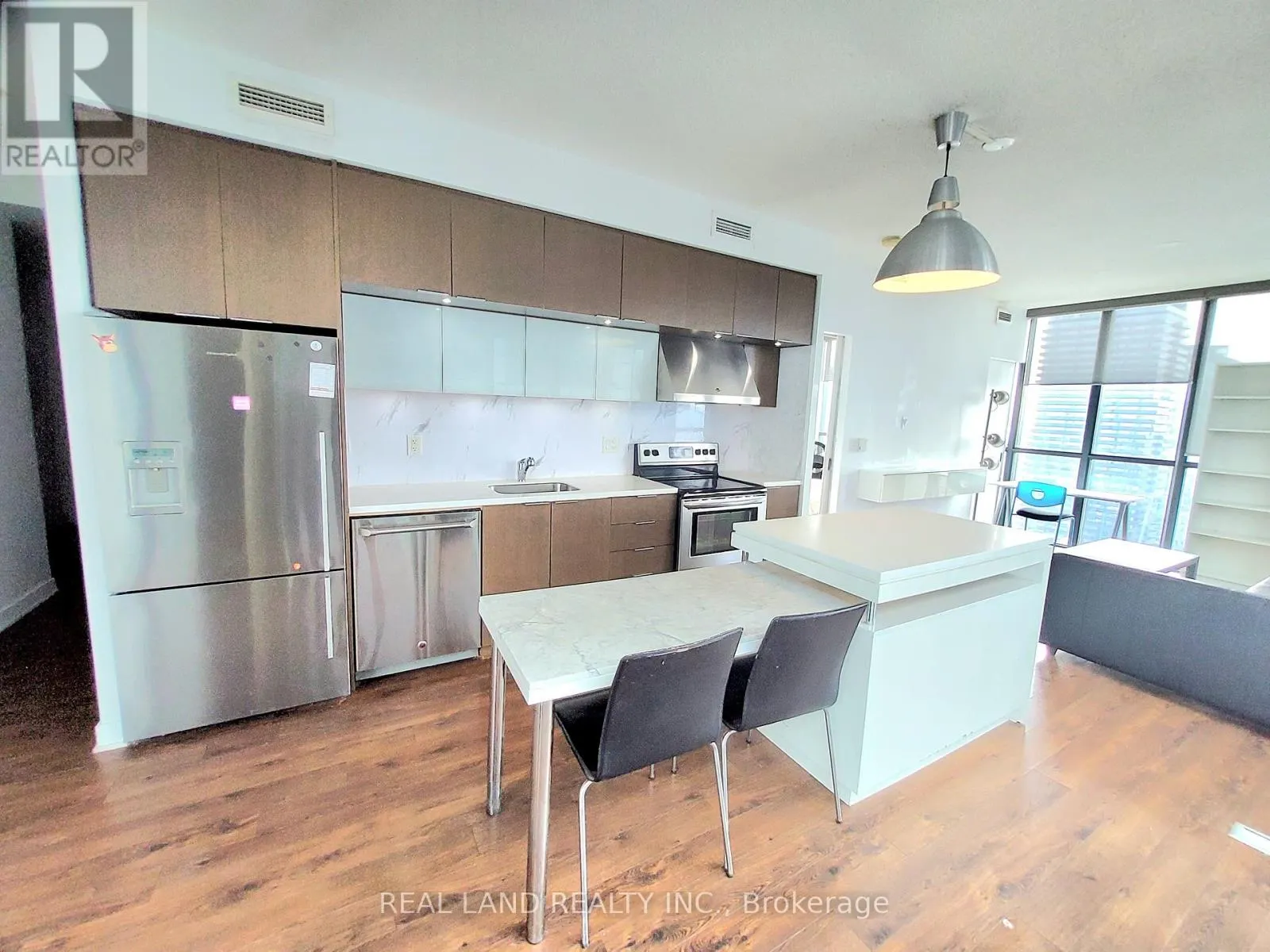 4005 - 110 CHARLES STREET E