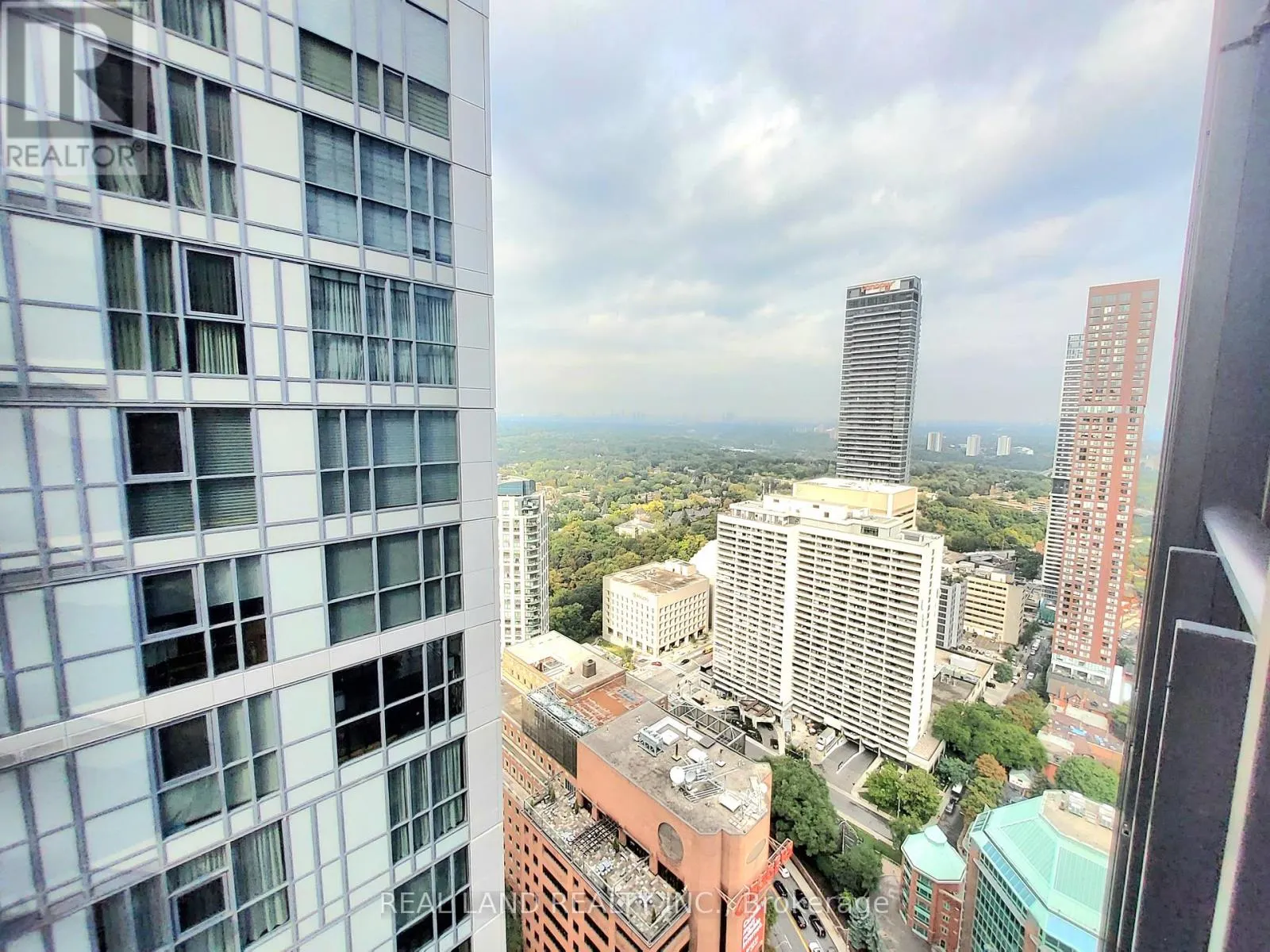 4005 - 110 CHARLES STREET E
