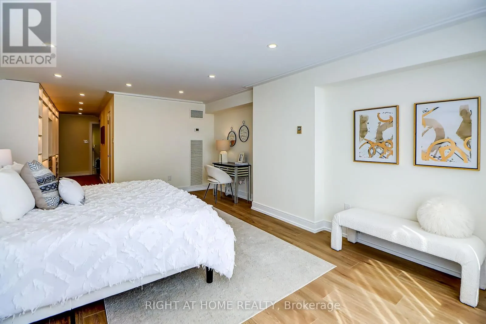 1207 - 130 CARLTON STREET