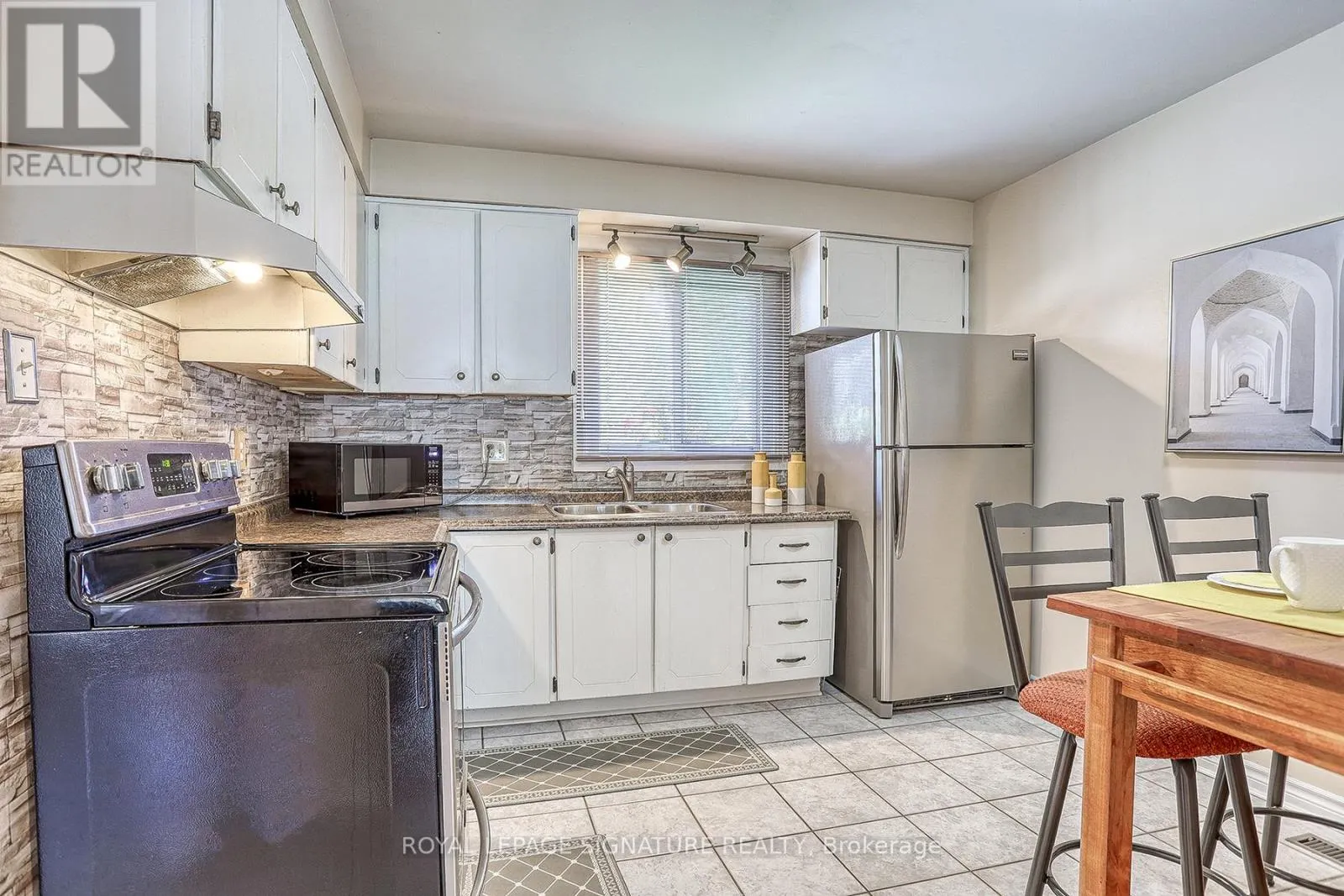 5 GOLDEN APPLEWAY