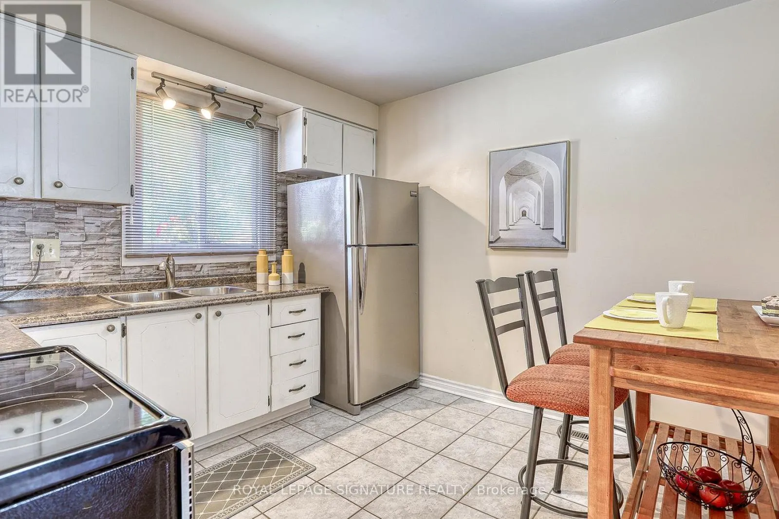 5 GOLDEN APPLEWAY