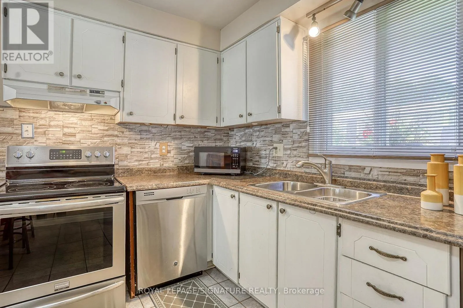 5 GOLDEN APPLEWAY
