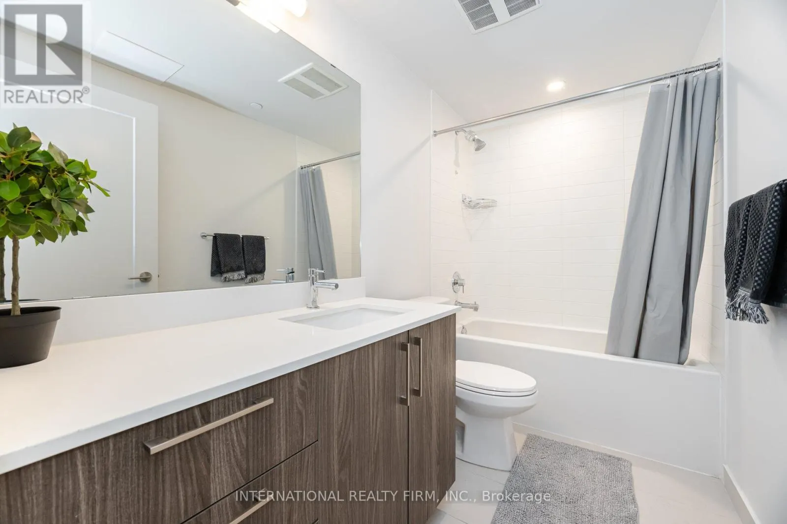 1012 - 27 BATHURST STREET
