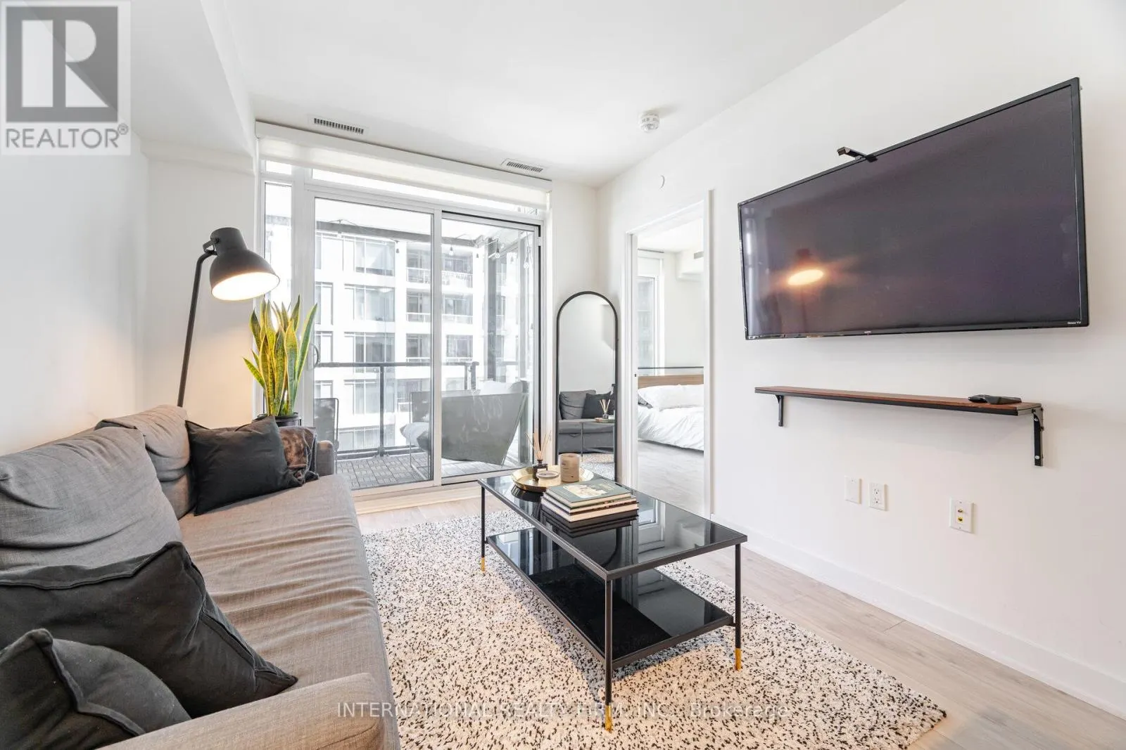 1012 - 27 BATHURST STREET