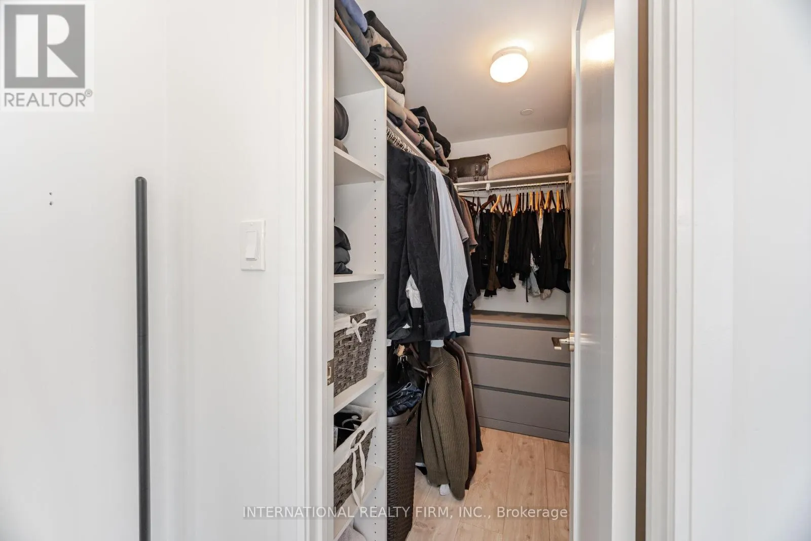 1012 - 27 BATHURST STREET