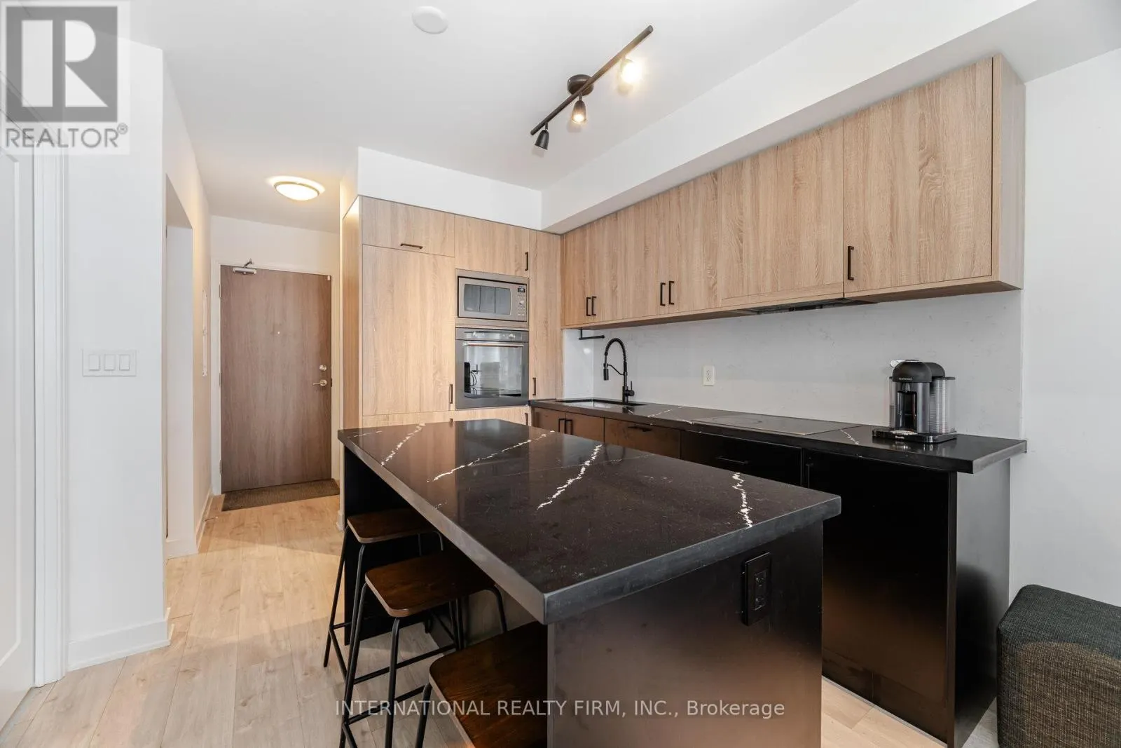 1012 - 27 BATHURST STREET