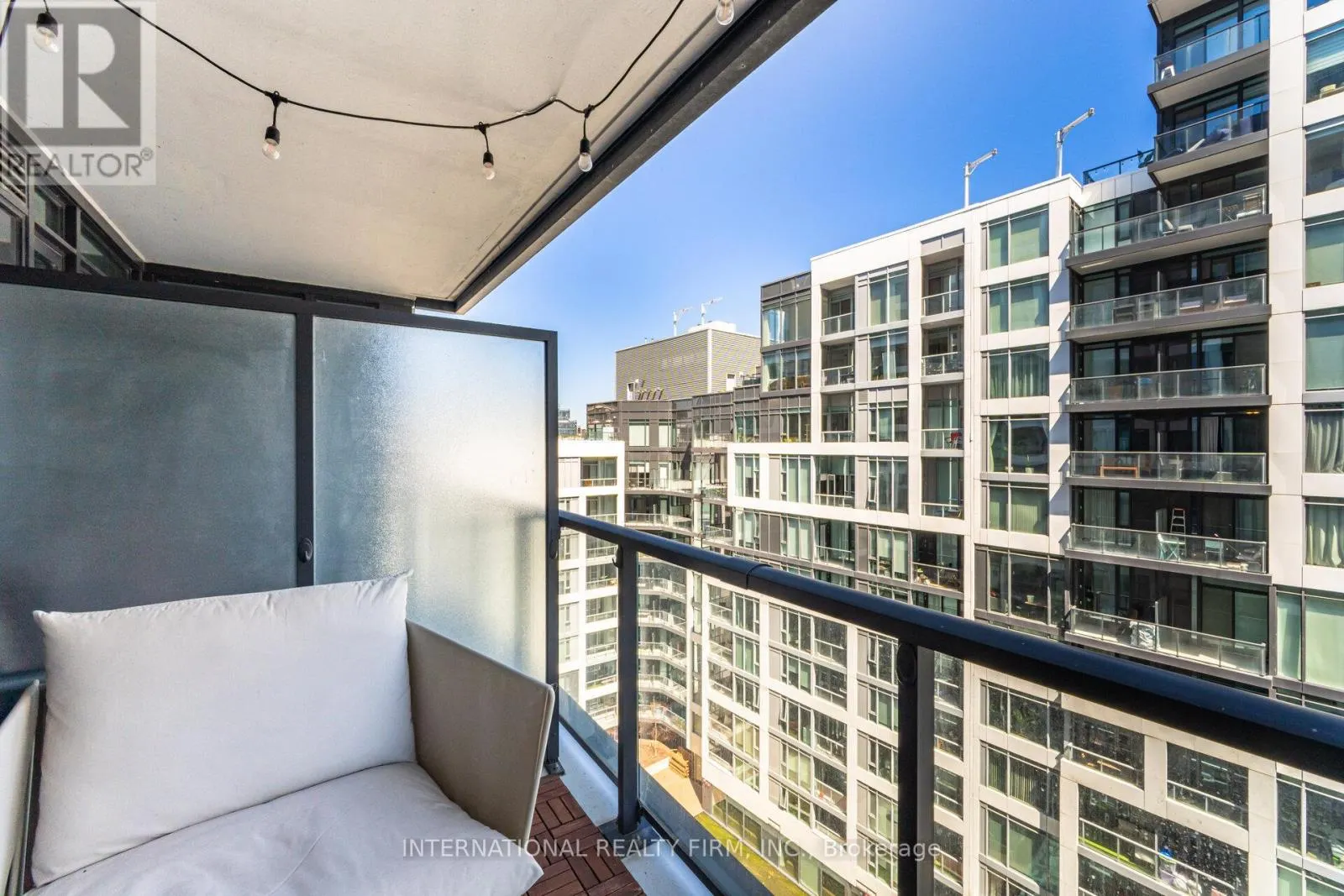 1012 - 27 BATHURST STREET