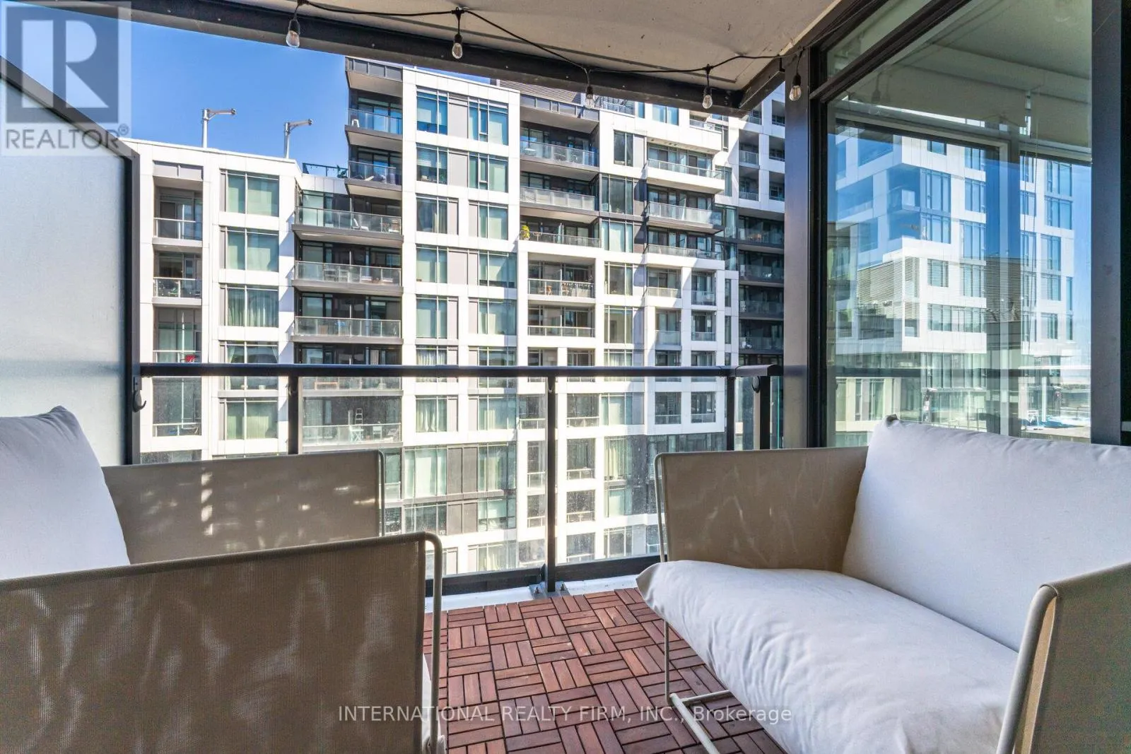 1012 - 27 BATHURST STREET