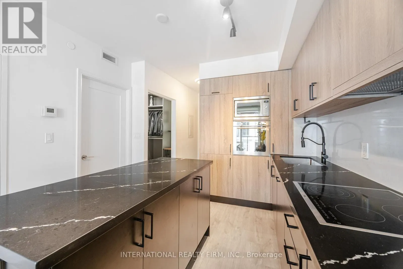 1012 - 27 BATHURST STREET