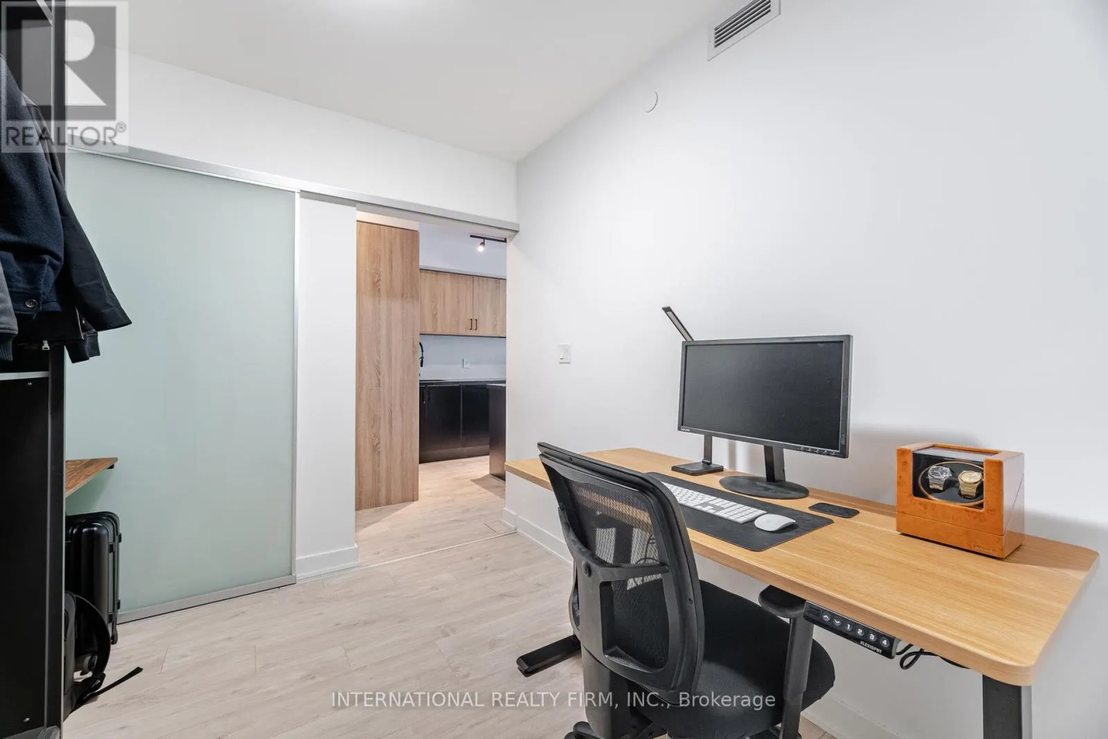 1012 - 27 BATHURST STREET