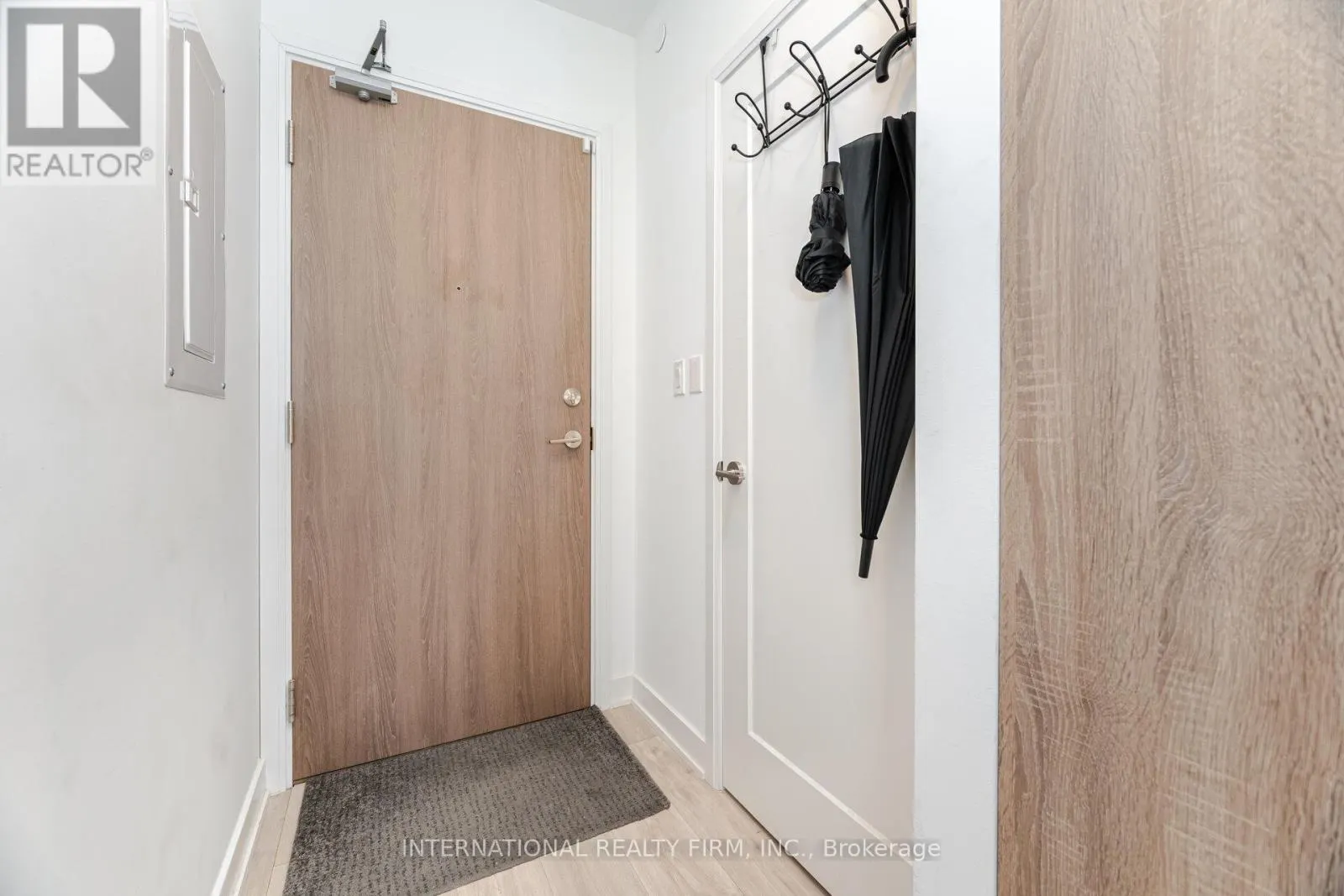 1012 - 27 BATHURST STREET