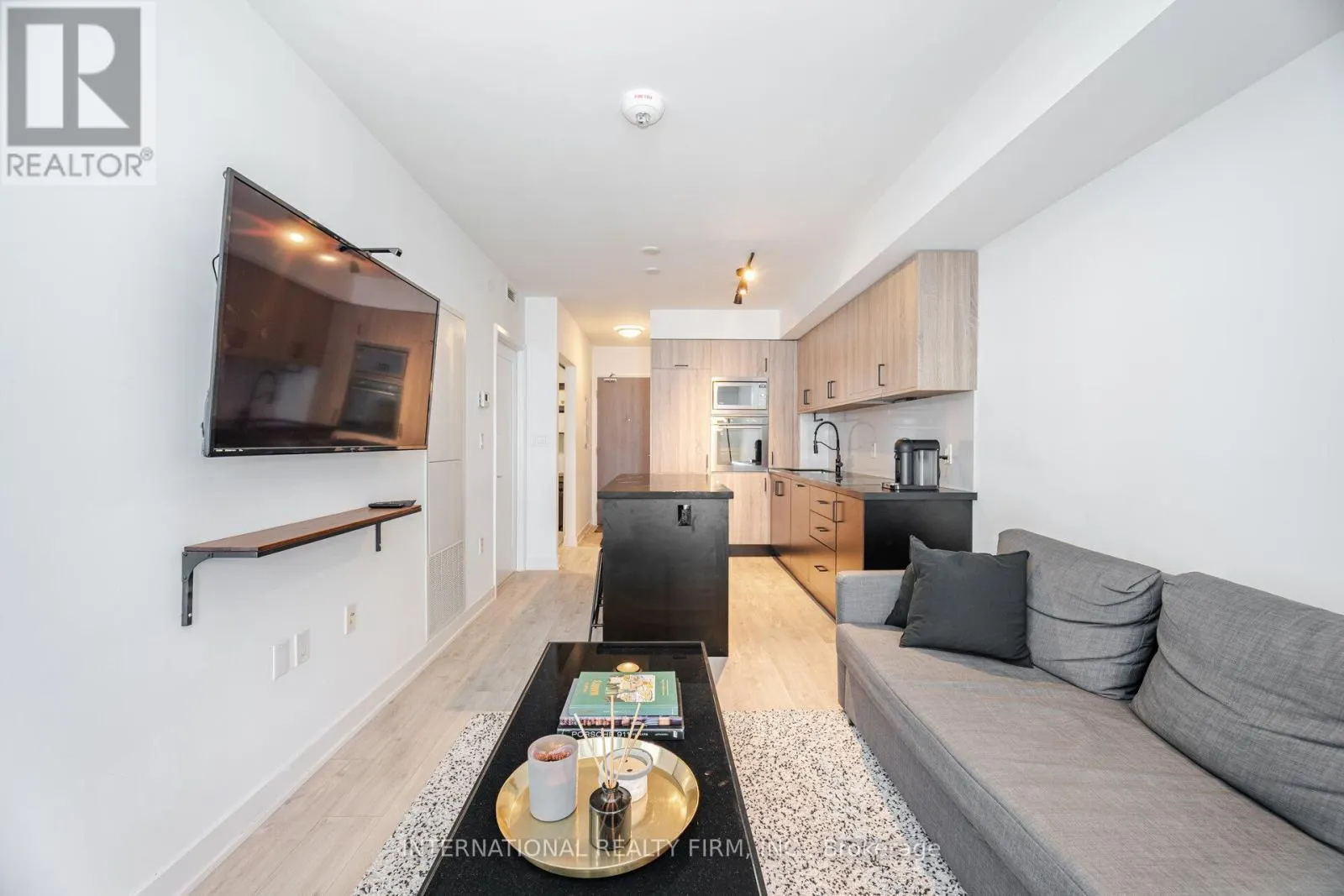 1012 - 27 BATHURST STREET