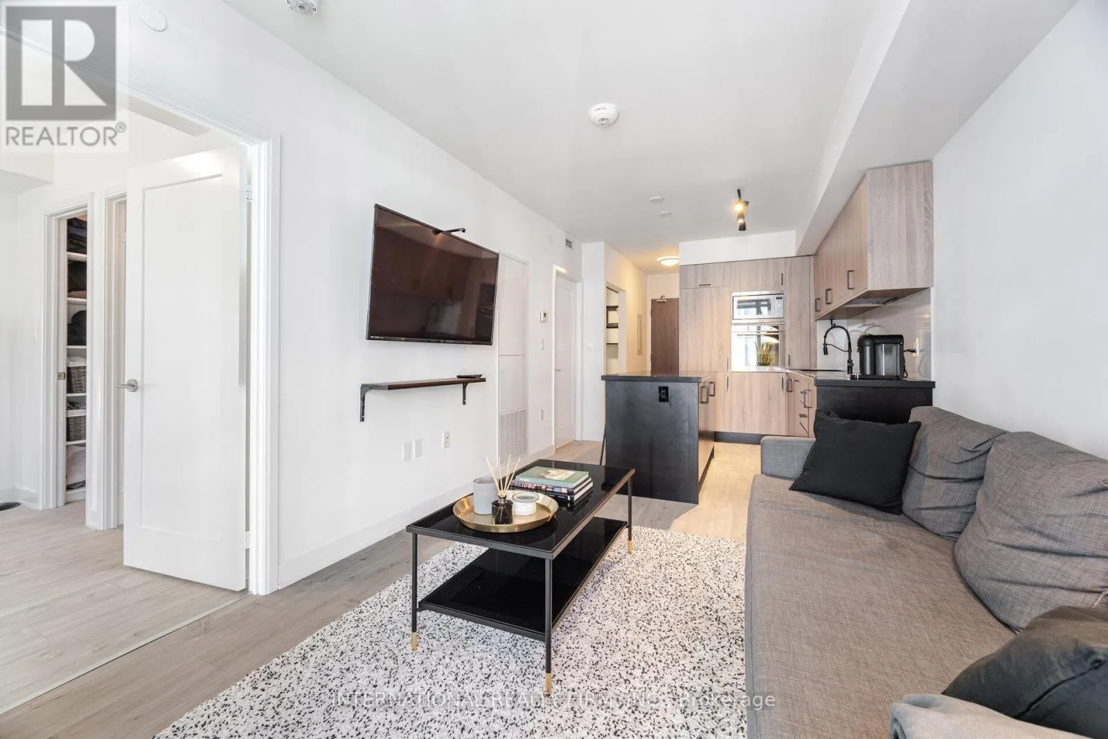 1012 - 27 BATHURST STREET