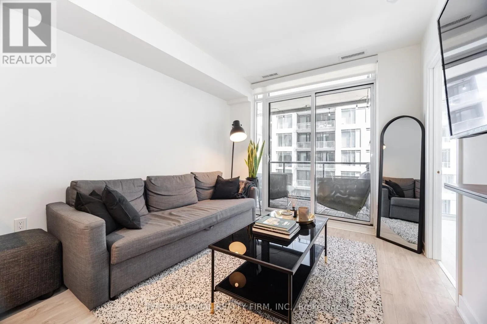 1012 - 27 BATHURST STREET
