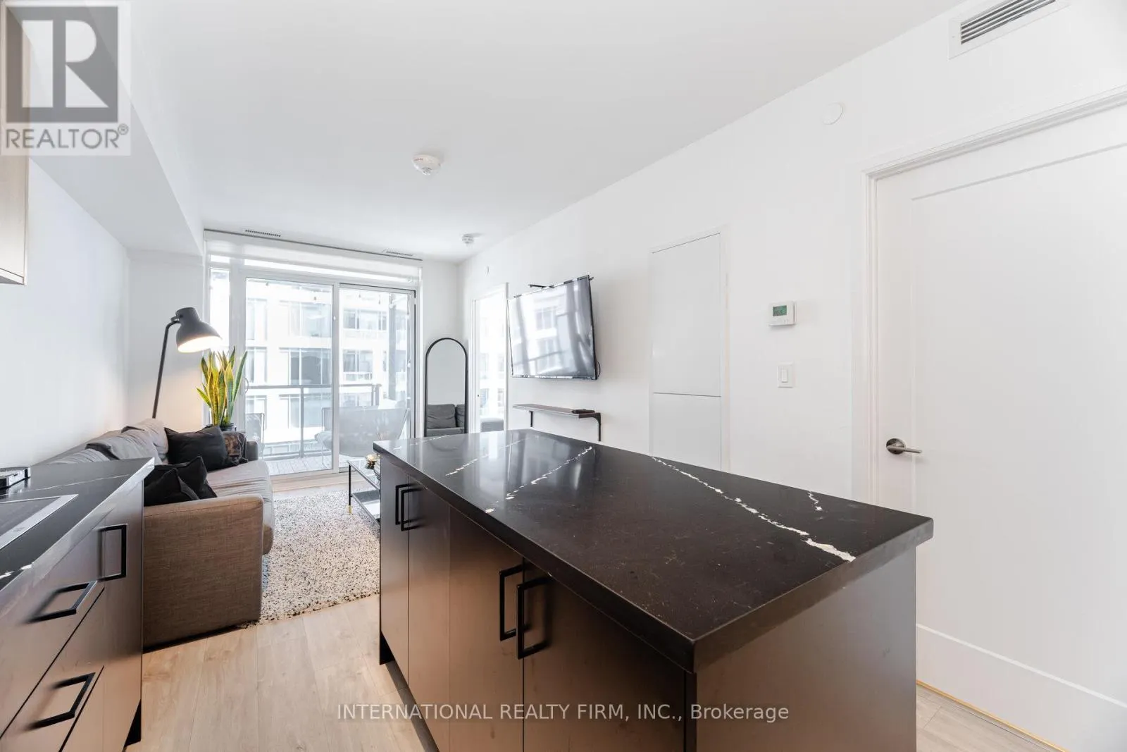 1012 - 27 BATHURST STREET