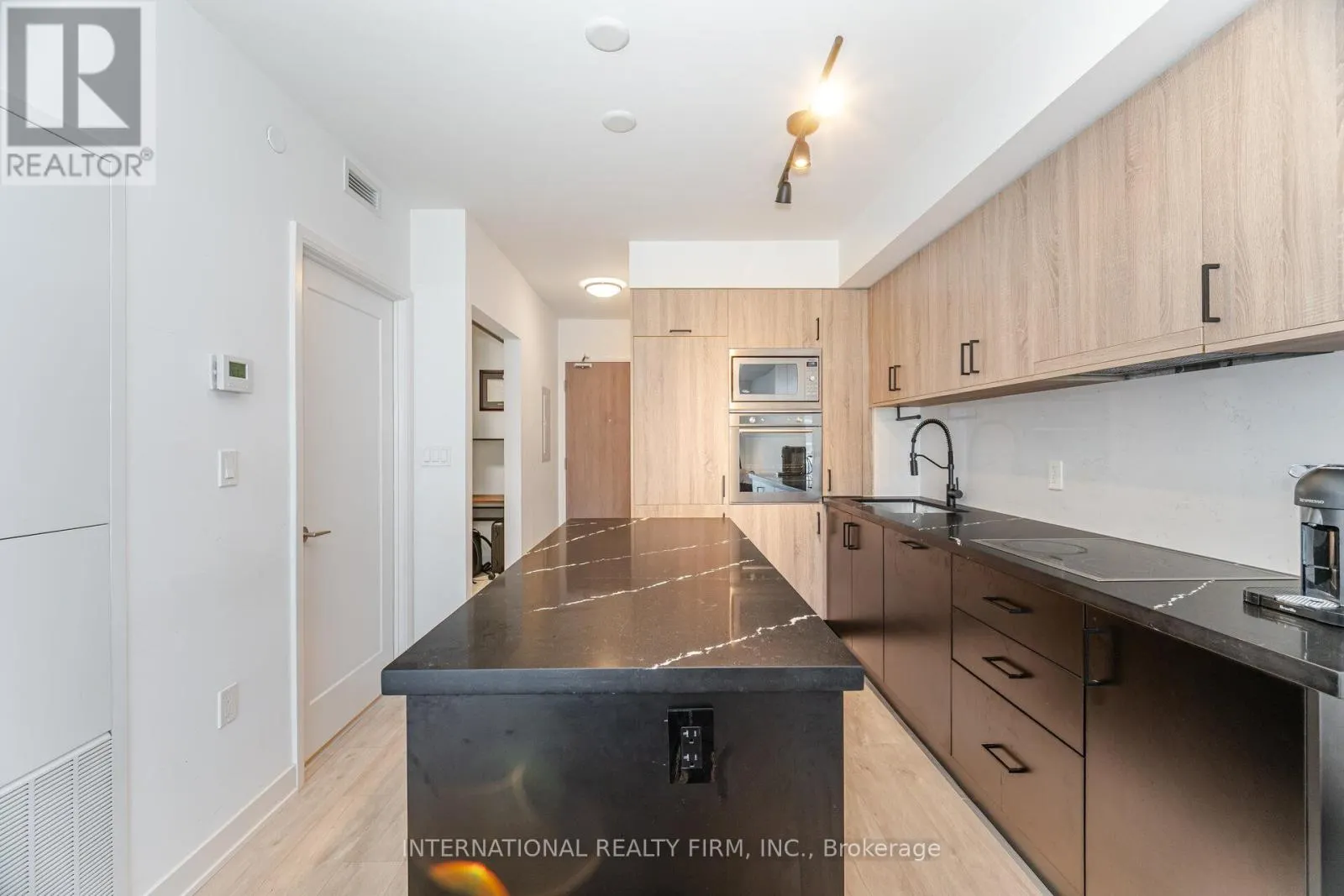1012 - 27 BATHURST STREET