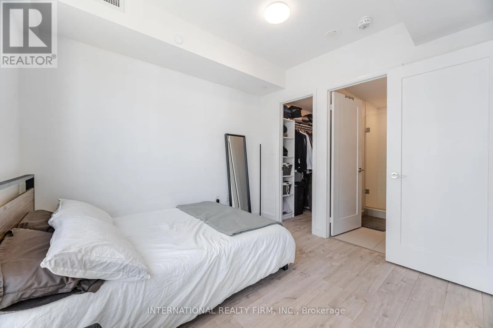 1012 - 27 BATHURST STREET