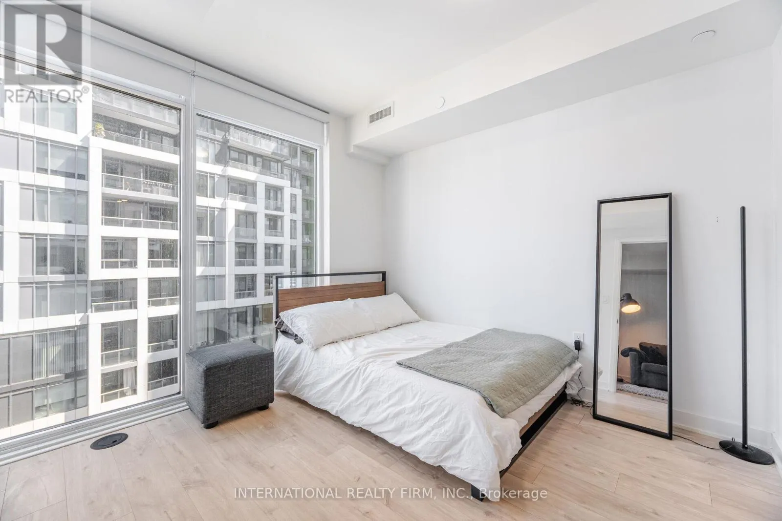 1012 - 27 BATHURST STREET