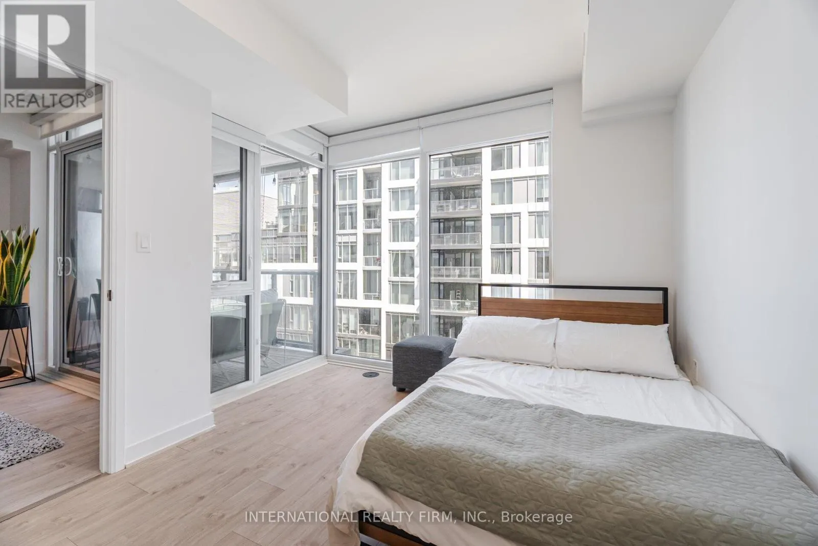 1012 - 27 BATHURST STREET