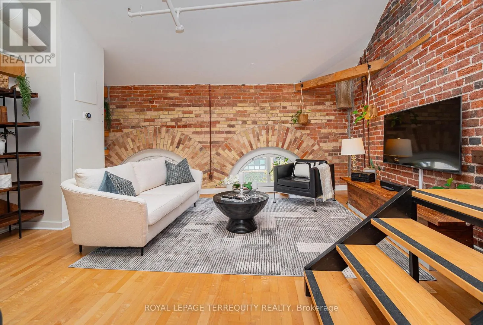 409 - 81A FRONT STREET E