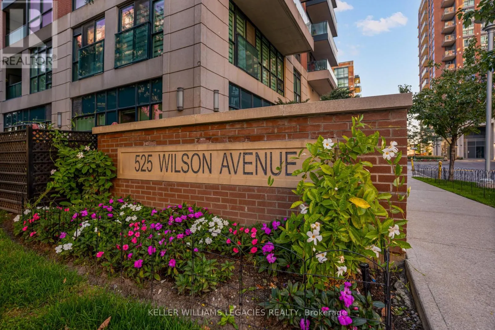 842 - 525 WILSON AVENUE