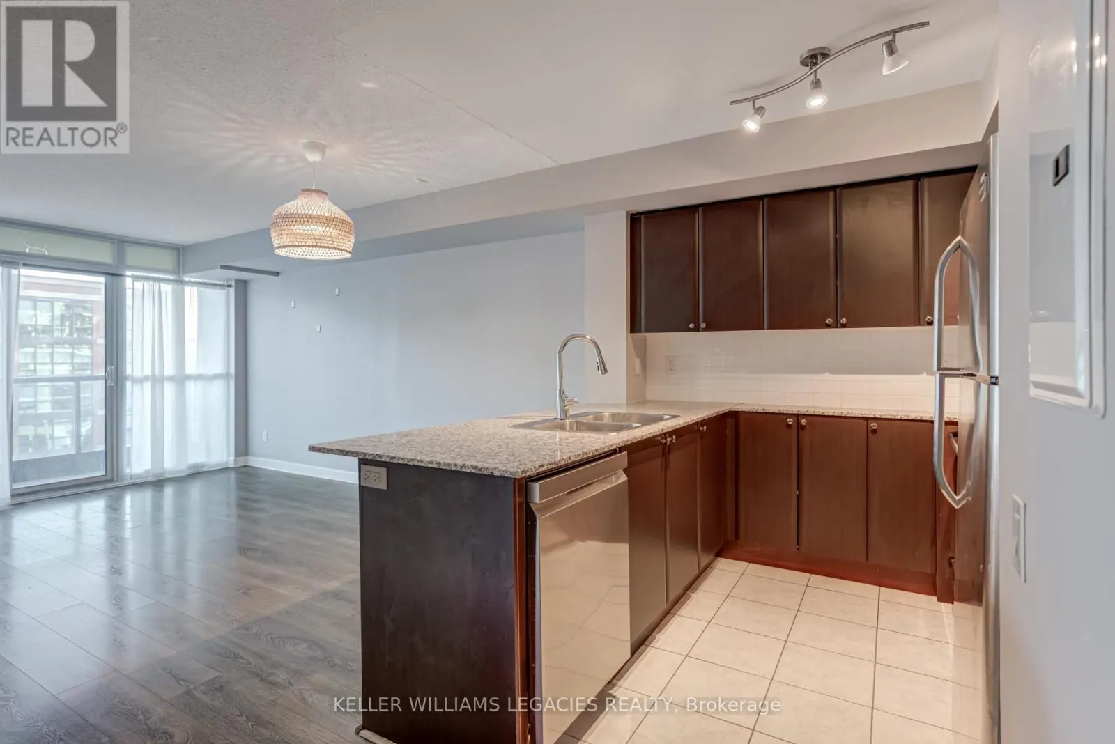 842 - 525 WILSON AVENUE