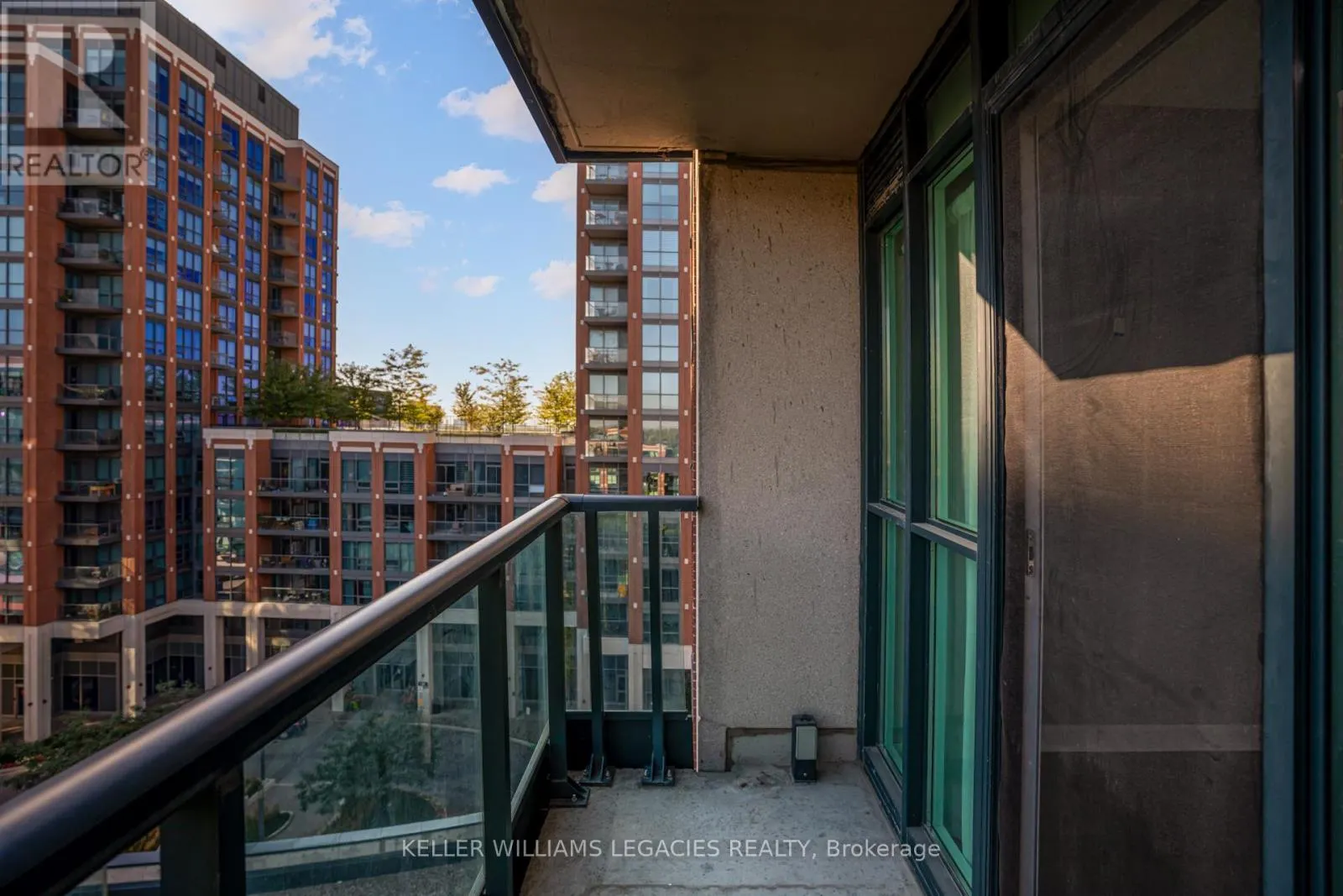 842 - 525 WILSON AVENUE