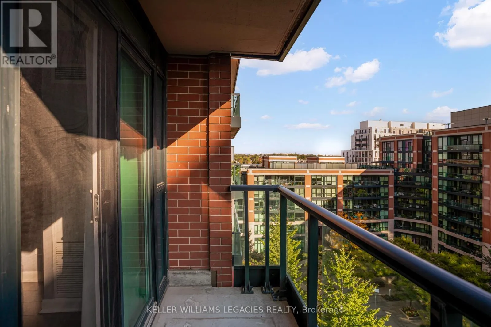 842 - 525 WILSON AVENUE