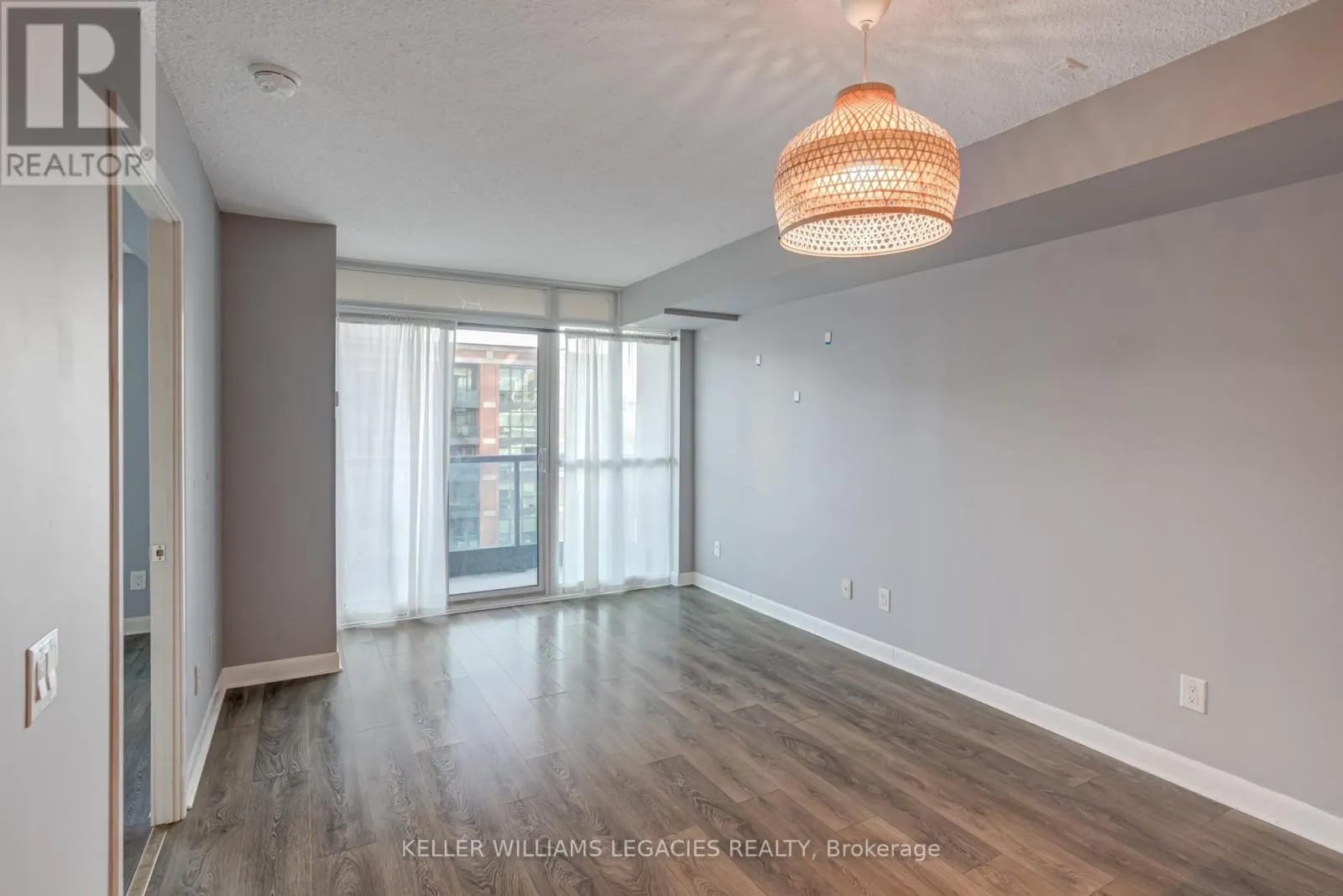 842 - 525 WILSON AVENUE