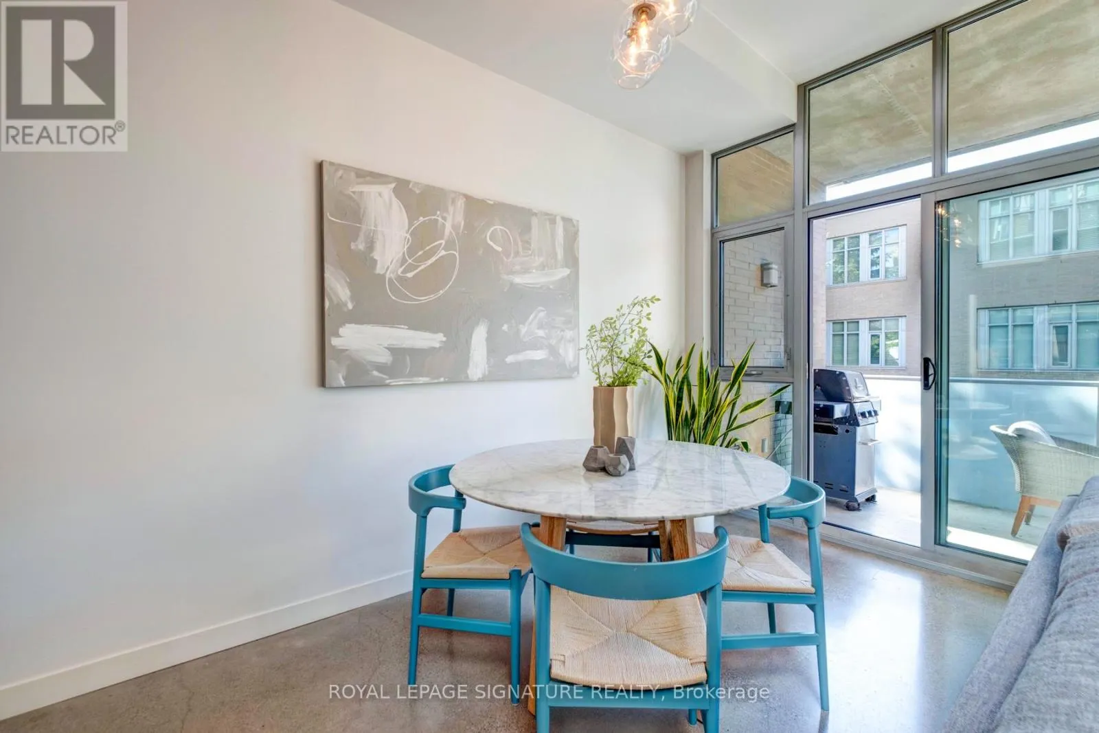 208 - 52 SUMACH STREET
